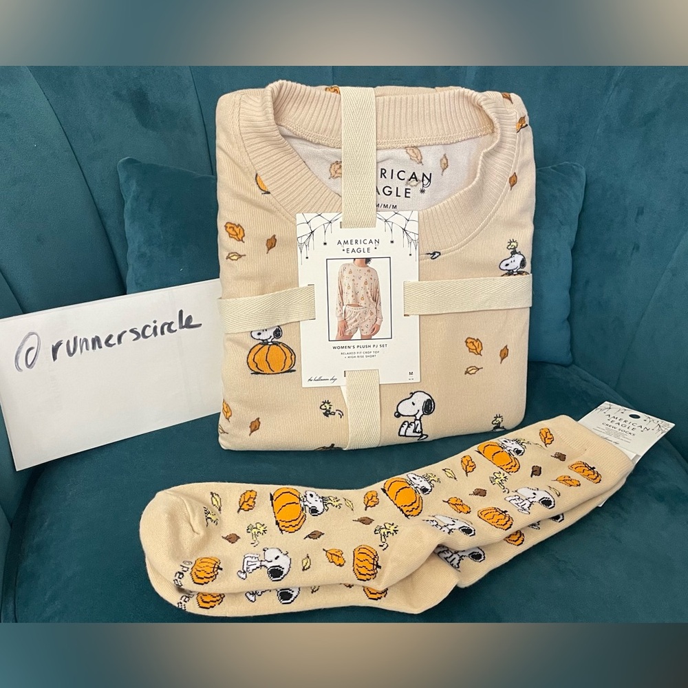 (NWT) American Eagle Snoopy Fall Plush Pajamas PJ Set & Socks AE Peanuts Medium